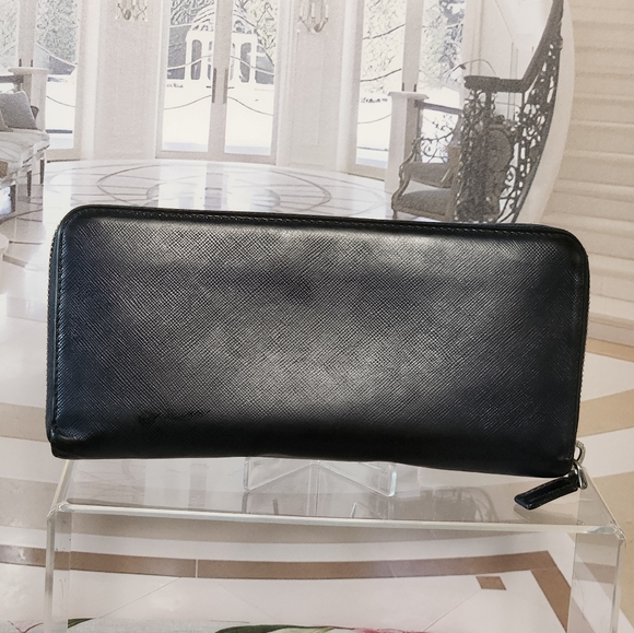 AUTHENTIC Large Zip Around Wallet EXCELLENT CONDITION. - Picture 2 of 16